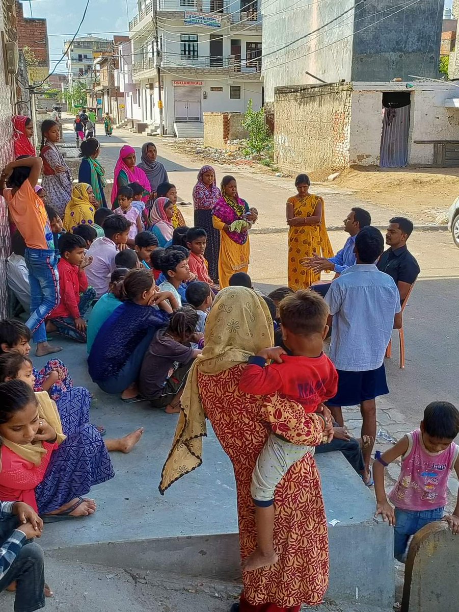 janta_vikas's tweet photo. Janta Vikas Seva Sansthan व Rightwalk Foundation ने कानपुर के मलिन बस्तियों में #शिक्षा_अधिकार_अभियान के तहत लोगो को जागरूक किया।
#jantavikassevasansthan #RightToEducation #RTE #educationmatters #UttarPradesh #rteadmission #rteadmissions2023 #ngo #kanpur #educational @DMKanpur https://t.co/2AzFCN9Srz