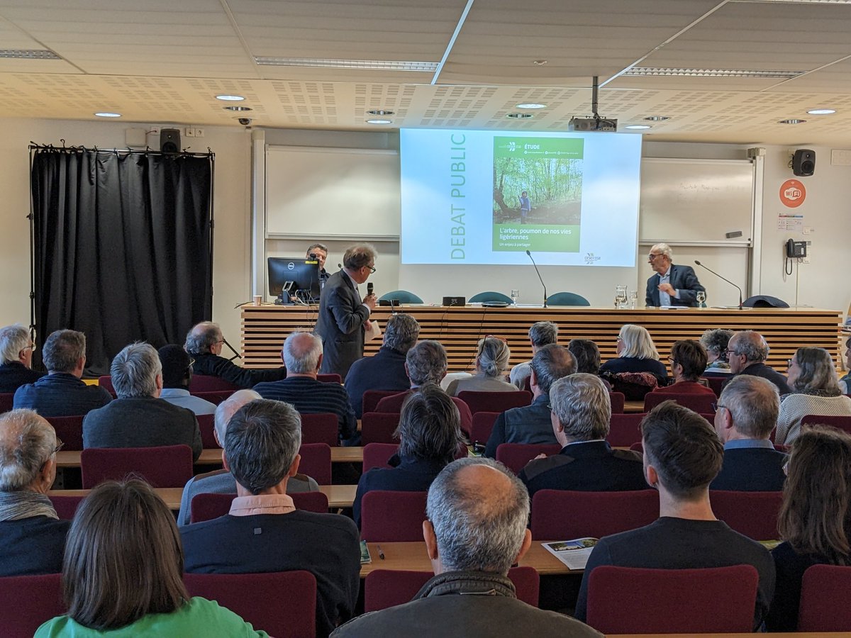 Salle comble ce soir à @SFRConfluences @UnivAngers pour la soirée-débat 'l'arbre, poumon de nos vies ligériennes'. Présentation par le @ceserPDL de son étude publiée en sept 22 et recueil des réactions du public pour un tome 2 à venir.