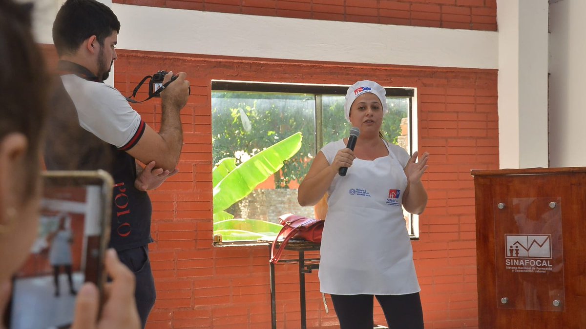 Sinafocal's tweet photo. 👩🏻‍💻 El @SINAFOCAL certificó y entregó kits de emprendedurismo a 47 alumnas quienes culminaron exitosamente los cursos de Elaboración y Comercialización de Alimentos así como de Panadería y Confitería dictados en la localidad de Villeta, del departamento Central. 🧵 https://t.co/icZxgaFrmZ