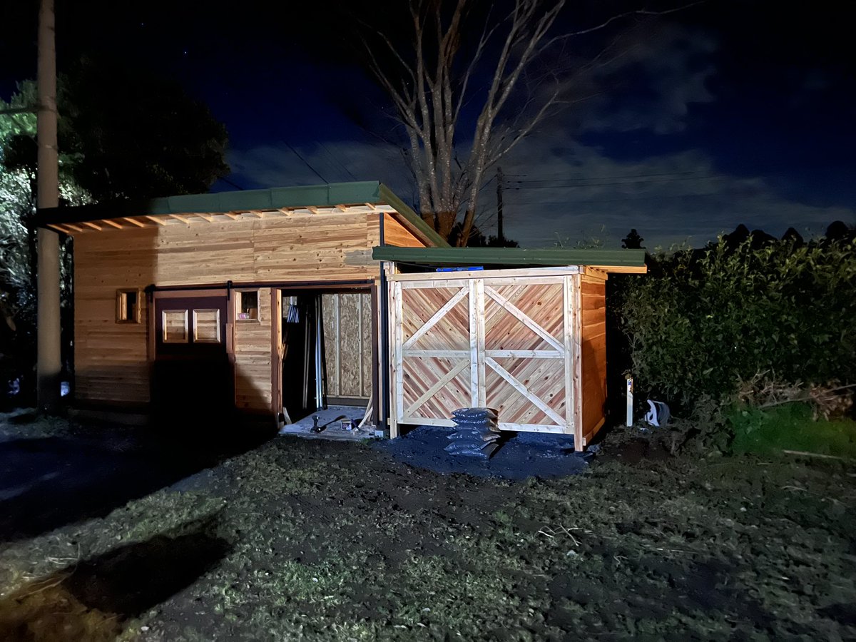 CampaiBaseHouse's tweet photo. 気づいたら、インスタ他との連携出来なくなってるんかな？？

セルフビルドで小屋がほぼ完成！

#Bounce
#camp
#会員制
#茨城県
#鉾田市
#Bar
#酒
#焚火
#貸別荘
#ウッドデッキ
#BBQ
#CampBase
#囲炉裏 
#暖炉
#DIY
#畑
#薪
#離れ
#ガレージ
#ロフト
#セルフビルド
#ガレージハウス https://t.co/fbiT2OUpX7