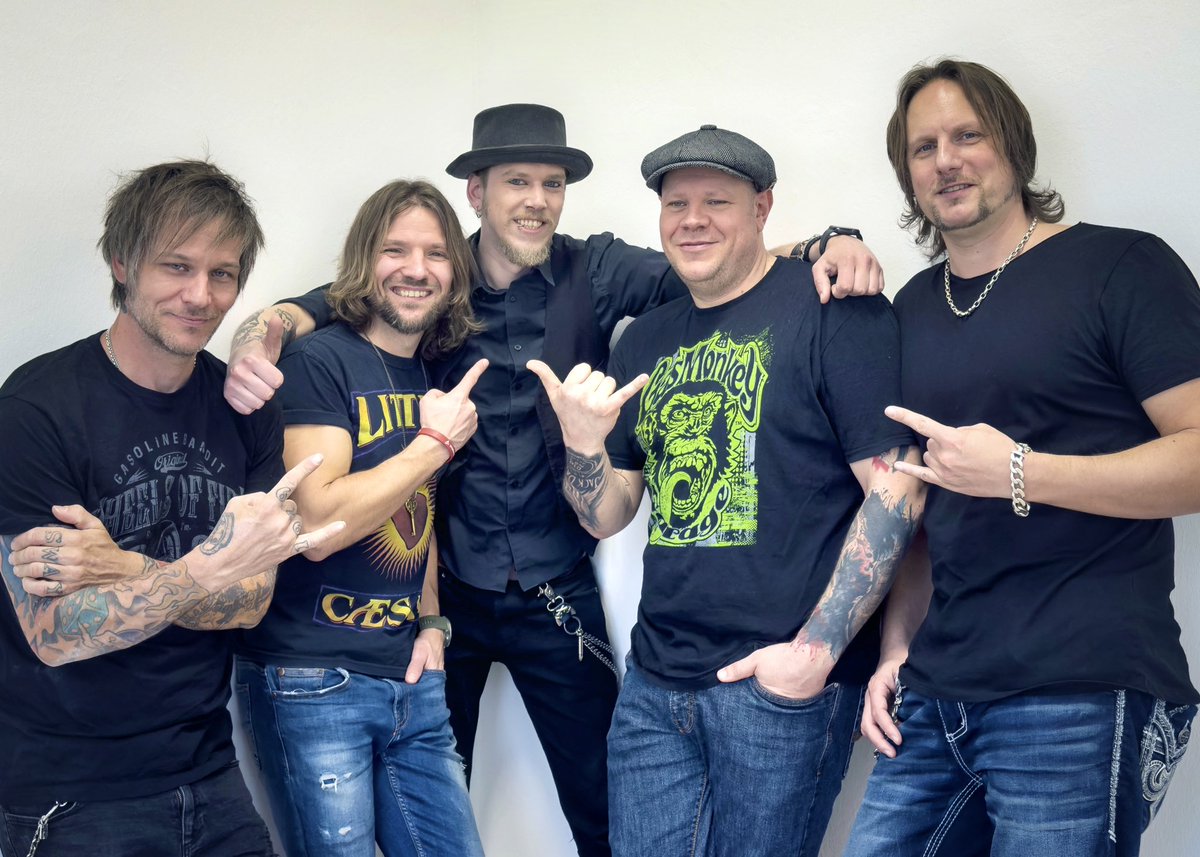 THE BITES IS BACK IN TOWN!!!😉

We are so happy to welcome back Mr. Norman Bites on guitar!!
The rehearsals are just big fun and we can't wait to hit the stage together again!

What about you, are you ready for some SWEET POISON??

#thenewroses #sweetpoison #normanbites #reunion