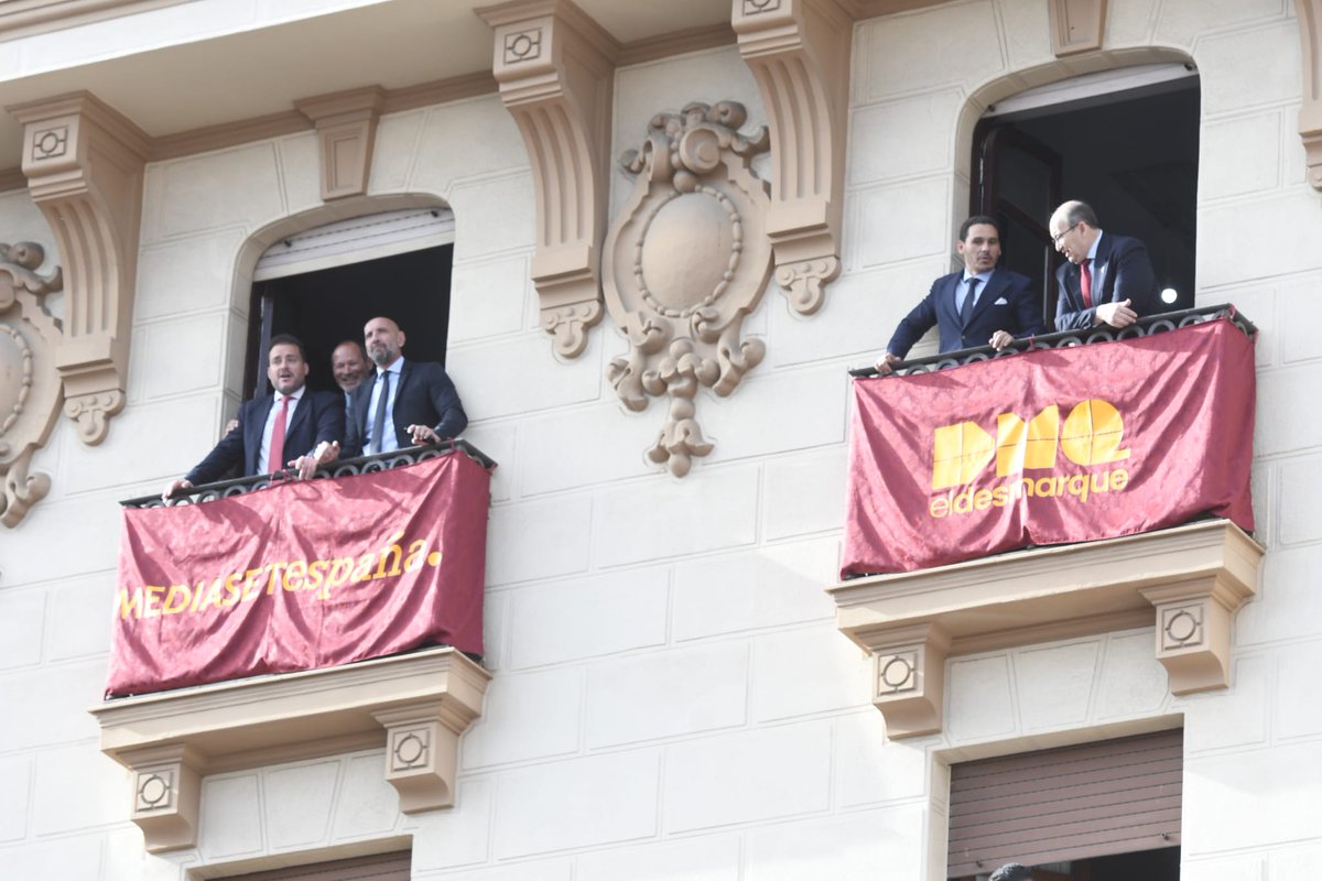 Notable representación del #SevillaFC en el palco de ElDesmarque en la  Semana Santa de Sevilla con José Castro, Del Nido Carrasco, Monchi, Jordi  Marín y Alberto Pérez-Solano. 👉 https://t.co/oCCHTKlAmd #SSantaSevilla23
