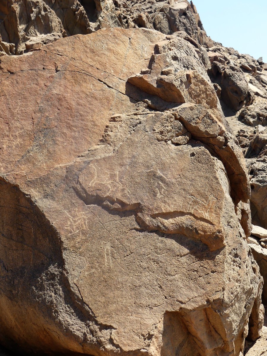"Los Petroglifos de Gatico" Un enorme bloque. En su cara noreste y mirando hacia la cordillera de la Costa se distinguen los grabados rupestres sobre una superficie relativamente plana y vertical. Se halla cerca de la orilla del mar y en medio de riscos y farellones rocosos.