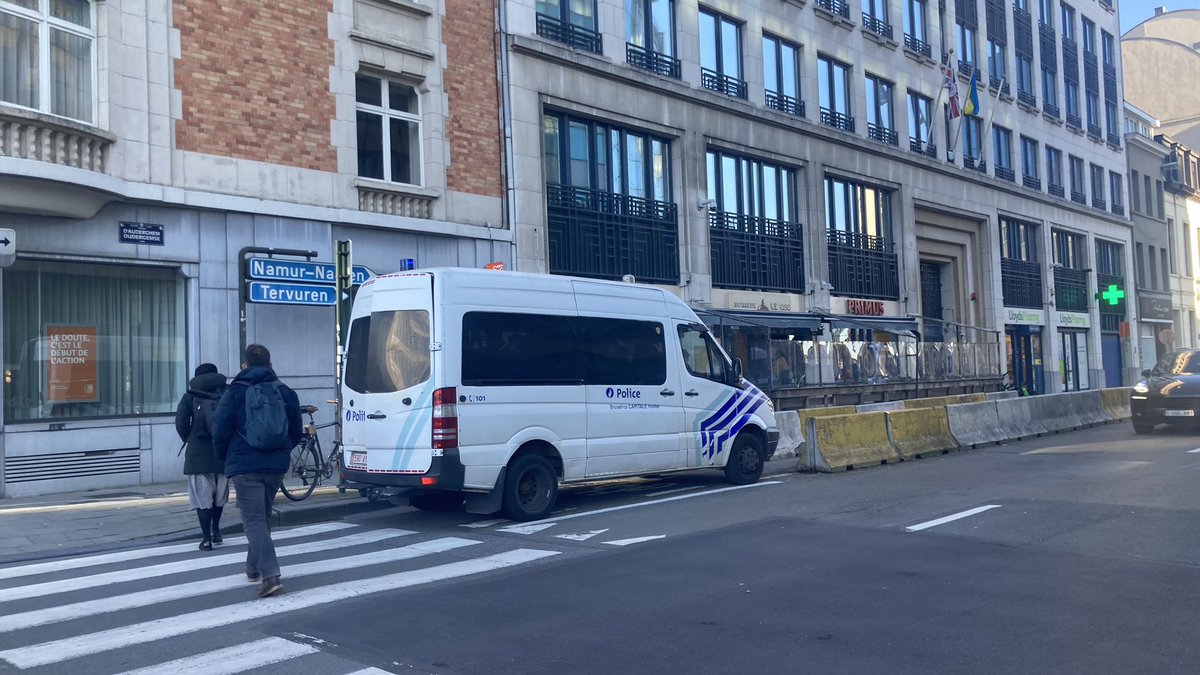 La <a href="/zpz_polbru/">PolBru</a> est à votre service pour ruiner la sécurité des cyclistes en posant leurs gros culs dans leur combi et en vous balayant d’un revers de la main quand vous osez relever la situation. NUL !👎👎👎 <a href="/DAVIDSTEVENS83/">David Stevens Fietsflik & TEAM👮🏽‍♀️👮‍♂️🇧🇪🇪🇺</a> @BartDhondt