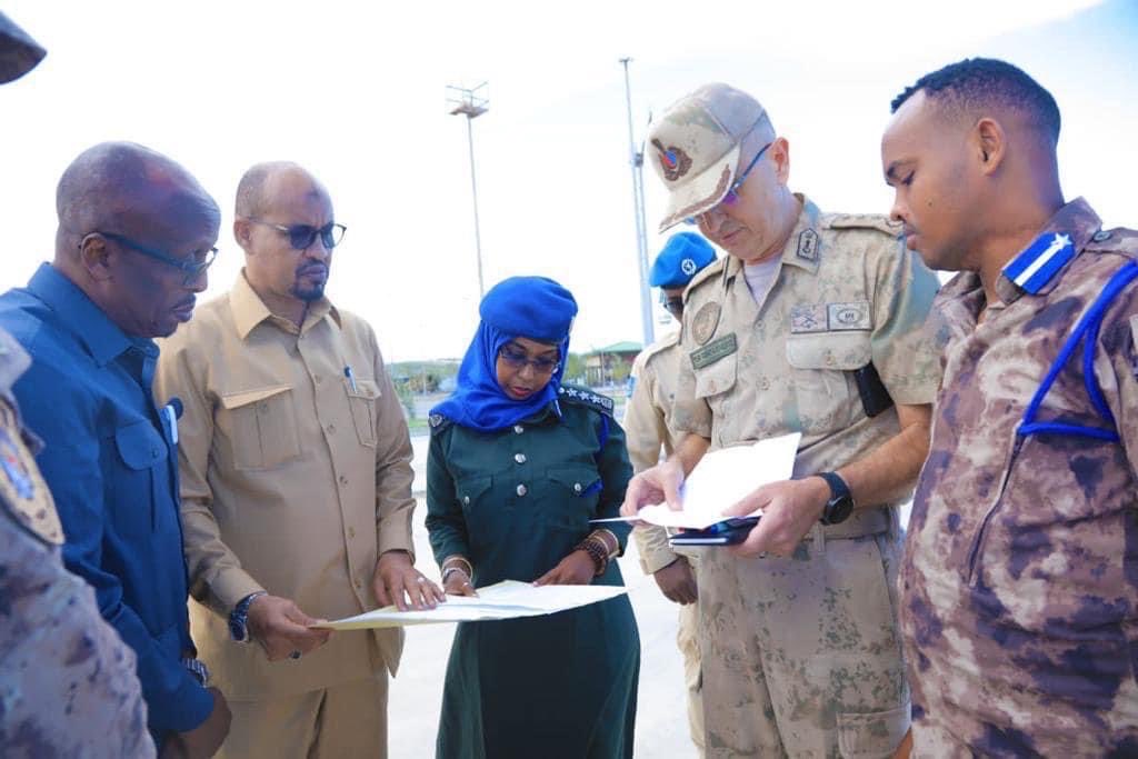 sarkhawi252's tweet photo. The Commander of Haramcad Special Forces Major Abdihamid Abdullahi Mohamed Fanax today received from the Turkish Embassy various materials including military equipment, which is participating in the reconstruction of Haramcad Forces. https://t.co/cWoHsXL6A4
