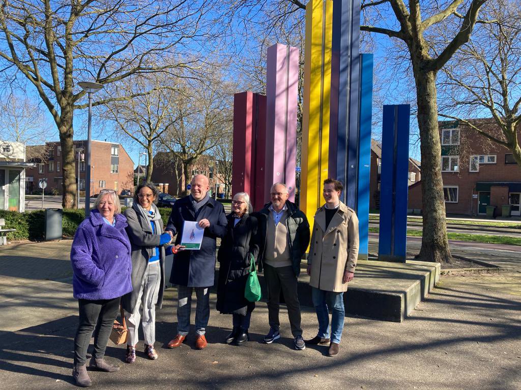 RobertSimonsLR's tweet photo. Rotterdam oost bezocht: kennis gemaakt met de enthousiaste @WR_Oosterflank, wandeling gemaakt door de wijk. En de gloednieuwe wijkvisie in ontvangst genomen. Ook gesproken met de eigenaar van restaurant Wilskracht over de ontwikkelingen rond het Prins Alexanderplein. https://t.co/a6Ab7Gxw6m