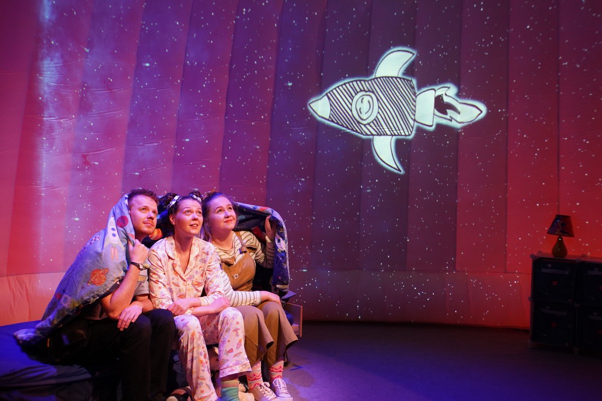 #THEATRE #REVIEW <a href="/concrete_youth/">Concrete Youth</a>'s To the Moon and Back <a href="/Hull_Theatres/">HullTheatres</a> "inspiring, captivating and totally necessary" ⭐️⭐️⭐️⭐️⭐️ thereviewshub.com/to-the-moon-an… #Hull