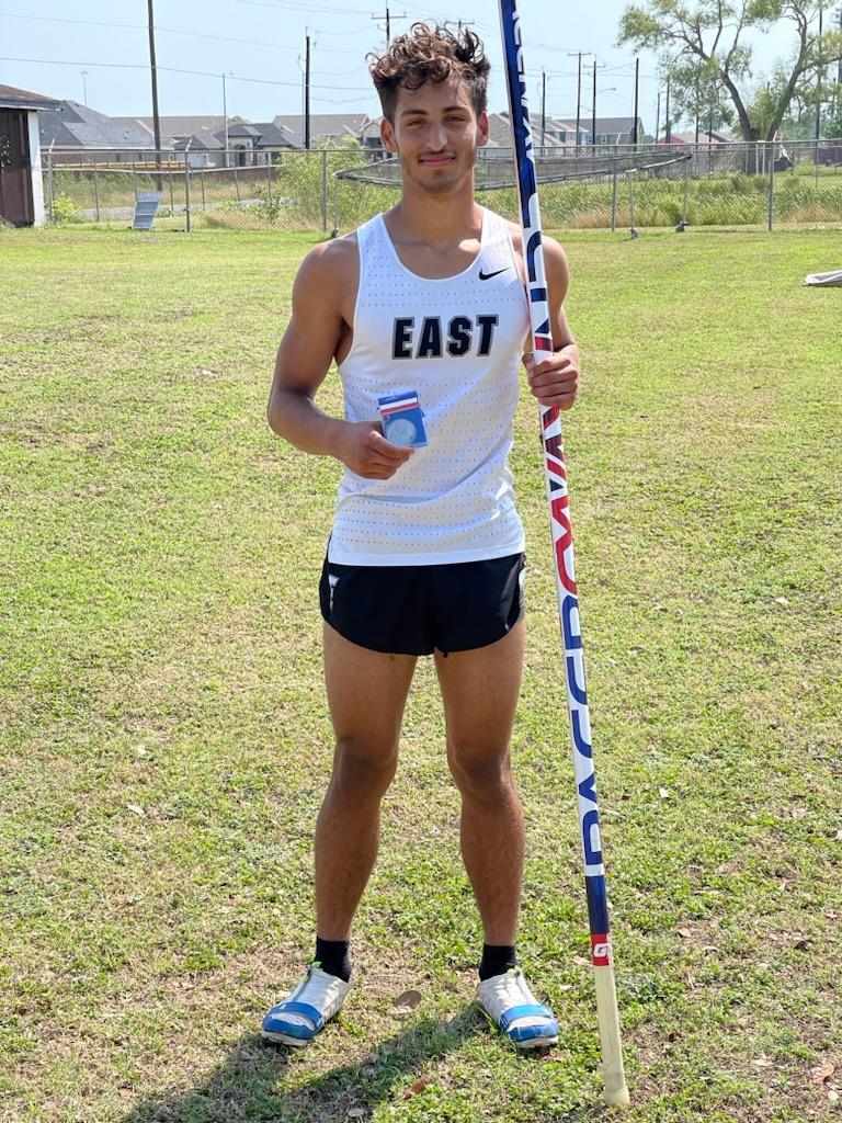 towenswisd's tweet photo. Another East Wildcat moves on to the AREA MEET. Jonatan Munoz places 2nd in the pole vault at the District 32-5A meet. Well done! https://t.co/393d8HPjFA