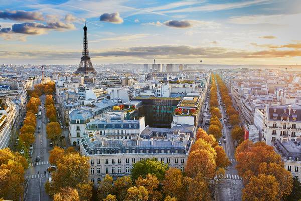 berkie1's tweet photo. Adding significant housing density to our communities doesn’t have to come at the scale of large skyscrapers.

Paris 🇫🇷: 53,000 / sq mi
Boston 🇺🇸: 14,000 / sq mi https://t.co/Tc3G9t4RMg