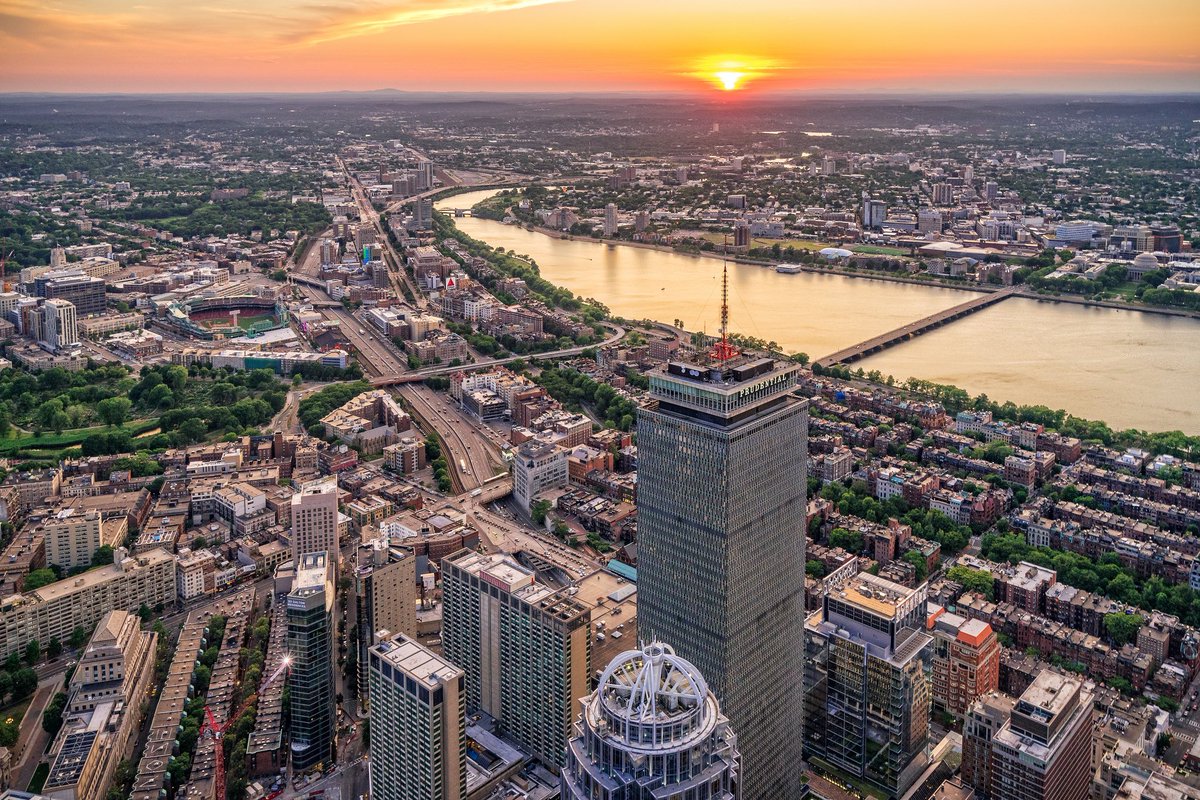 berkie1's tweet photo. Adding significant housing density to our communities doesn’t have to come at the scale of large skyscrapers.

Paris 🇫🇷: 53,000 / sq mi
Boston 🇺🇸: 14,000 / sq mi https://t.co/Tc3G9t4RMg