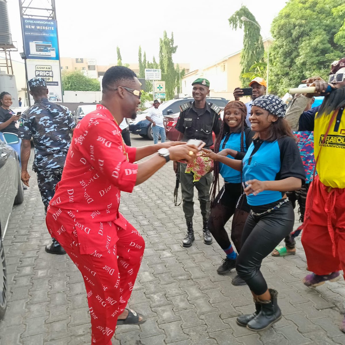 Dreamworksnig's tweet photo. The Odogwu of Nollywood himself, Zubby Michael
Live in Abuja for Tech fest activation
Check out any of our stores in Abuja @ https://t.co/w4ciSjVX2L
And shop for your favourite tech gadgets
#Dreamworkks #Abuja #Zubbymichael #deal #Paylater https://t.co/qnQrHI4MXr