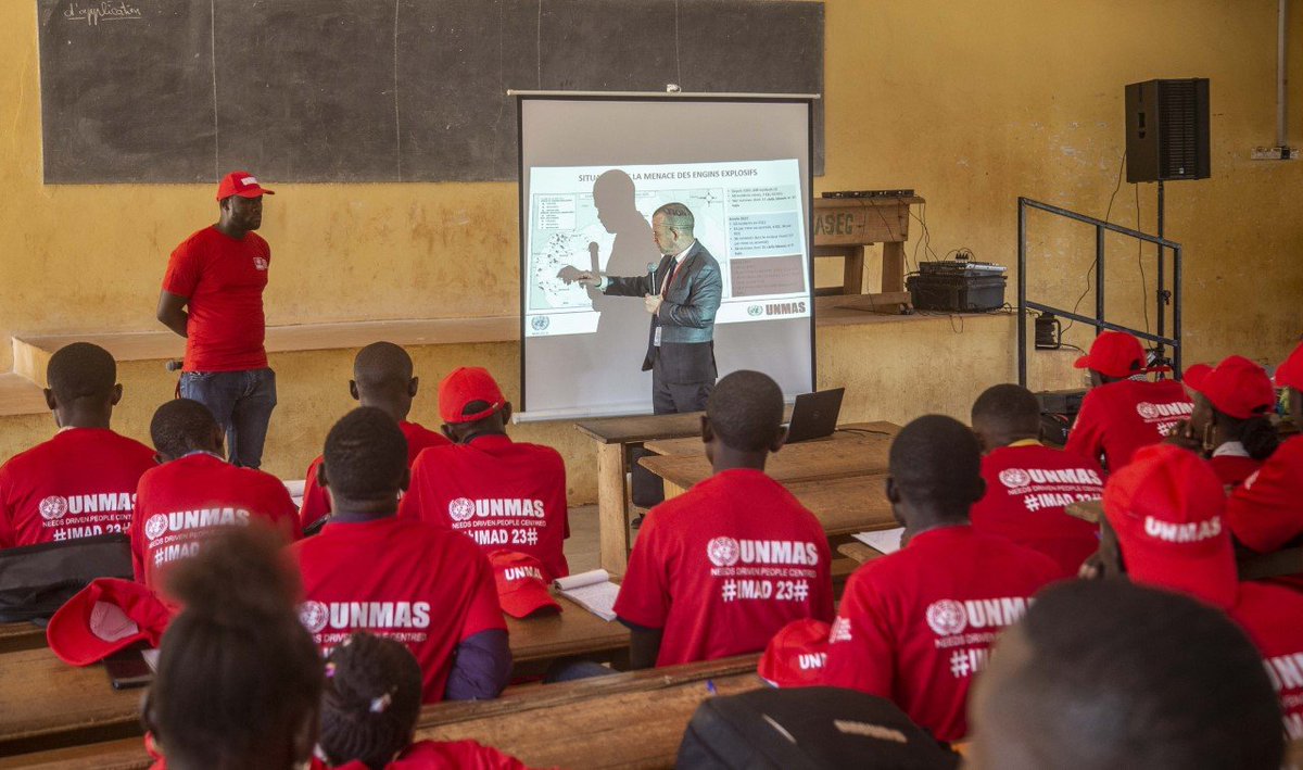 UN_CAR's tweet photo. .@UNMAS a sensibilisé le 3/4/023 à Bangui, une trentaine d’étudiants en Master, en droit humanitaire et développement, sur les impacts des engins explosifs, ainsi que sur les efforts de la MINUSCA pour lutter contre la prolifération de ce fléau en #RCA 🇨🇫.
#IMAD23 #PK75 https://t.co/Cpla2aRWfE