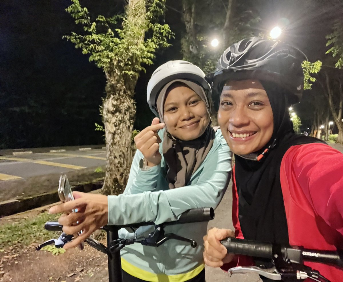 meiavida's tweet photo. Dengan adik manis @ayujue ke budak skolah? 🤣 https://t.co/JIbVSvjmbP