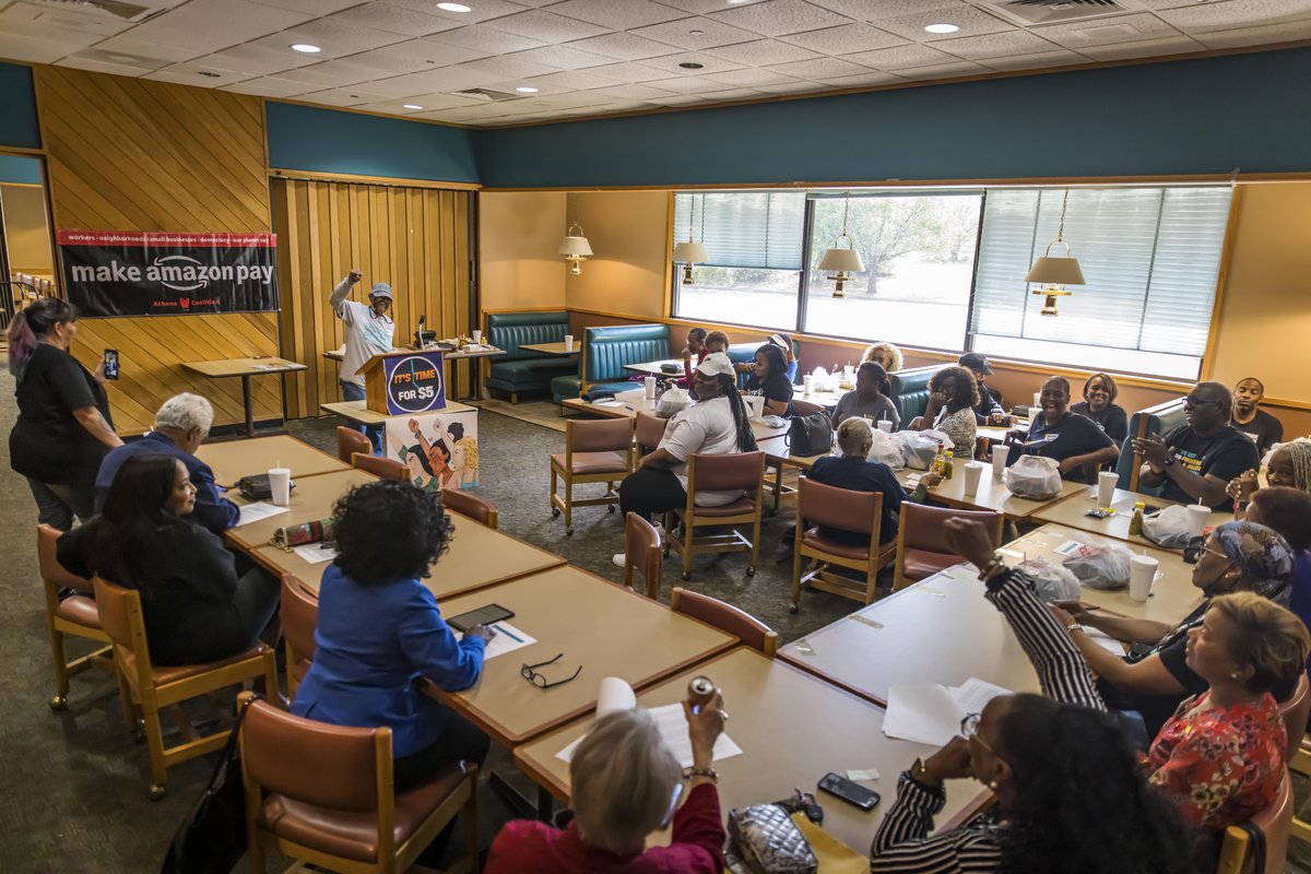 forrespect's tweet photo. 🗣️ 🗣️ 🗣️ #Atlanta #EastPoint reps stand with Amazon workers!!!
Last week we hosted a roundtable with @State_Rep_Kim and other elected officials.
East Point reps are asking for answers from #ATL6 managers on health & safety concerns and the lack of livable wages‼️ https://t.co/akNYWiu1fl
