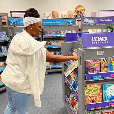 AISD_Libraries's tweet photo. Great books are on the minds of Ortiz Allstars during their Literati book fair.  Ms. Quince is finding some fabulous titles for her students.  Drop by and find some of your own.  They are open until Thursday, April 6.  @literati  #PowerUpAISD https://t.co/SWyeBP1H1B