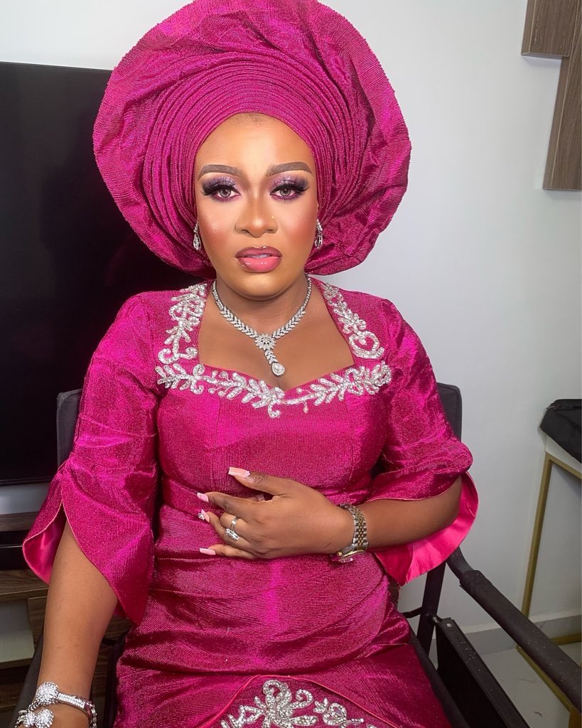 Makeup and gele by DASHING BEAUTY MAKEOVER 
.
Let me BE YOUR MAKEUP ARTIST 🥰🥰
07068841456
#ibadanmua
#ibadanwedding
#ibmua
#ibadanmakeupartists
#Ibadan