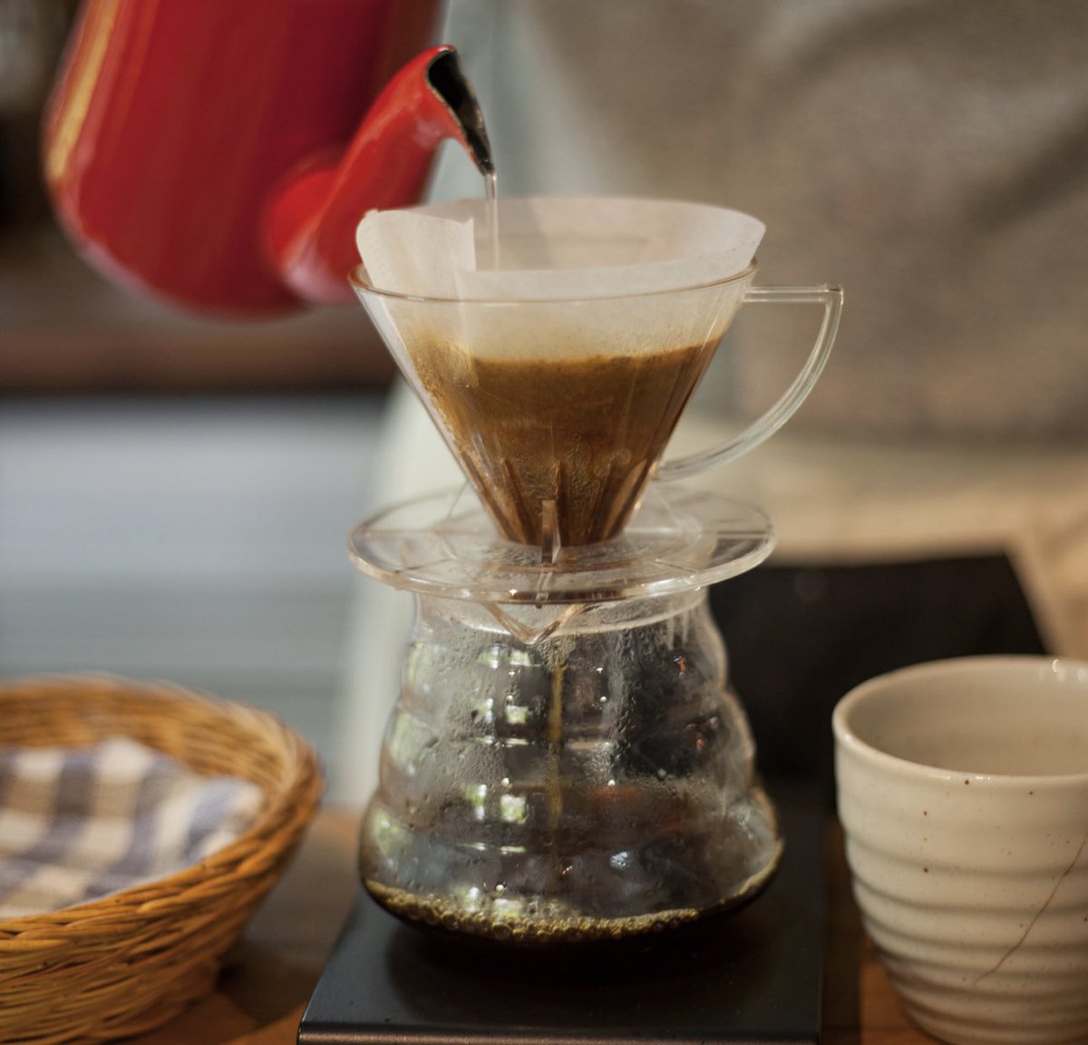 A guide to making pour over coffee at home 

roastcc.com/s/stories/mast…