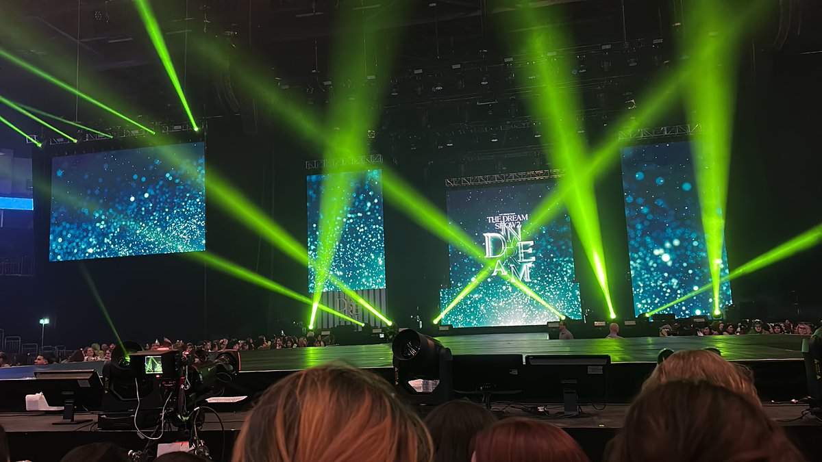 bubblesericx's tweet photo. actually crying right now #NCTDREAM_THEDREAMSHOW2_IN_BERLIN #nctinberlin https://t.co/OFJ1UPzFDl