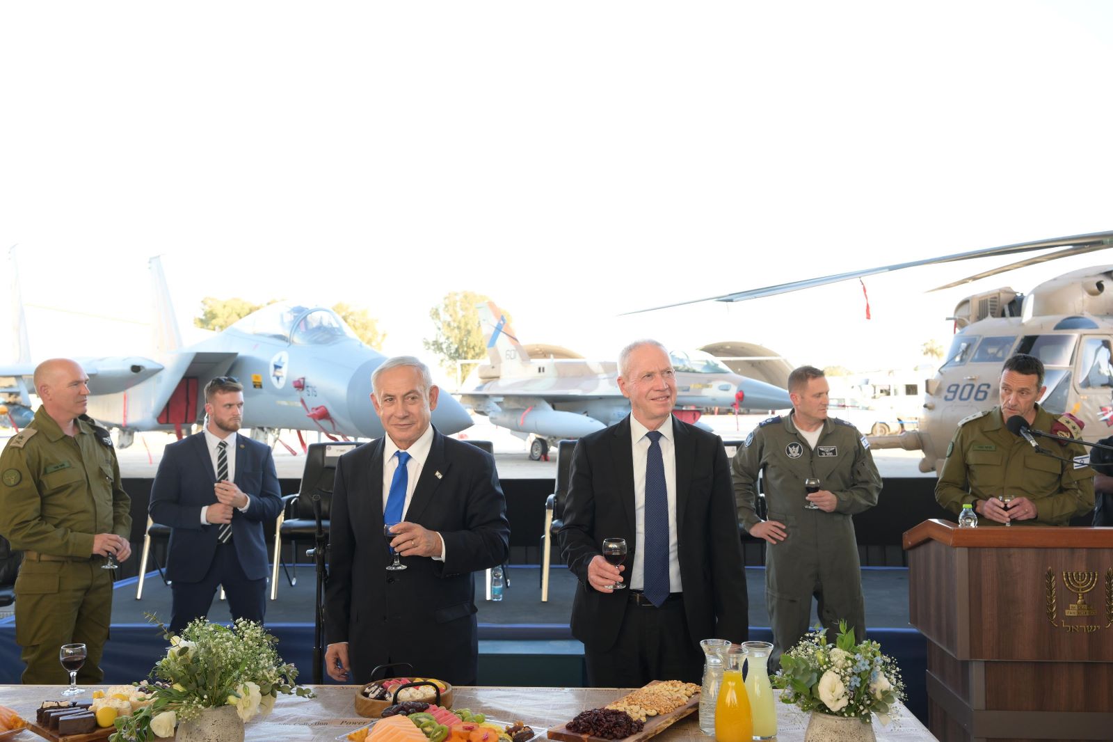 Prime Minister of Israel on X: "Prime Minister Benjamin Netanyahu, Defense Minister Yoav Gallant, IDF Chief-of-Staff Lt.-Gen. Herzi Halevi and Air Force Commander Maj.-Gen. Tomer Bar held a traditional Passover toast with