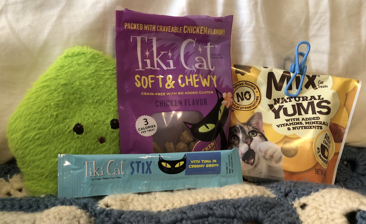 anyas_cafe's tweet photo. @sucklet7 skittle is taking her morning/mid morning/lunchtime/early afternoon nap but #mosslet says she wonβt mind sharing #treatlet https://t.co/p34YCo0alt
