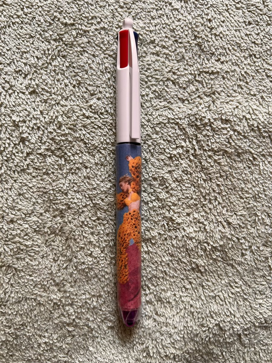AlaertsShani's tweet image. Na het heupzakkie en de fotosleutelhanger upgrade ik vandaag men selfmade ‘Pom: Per Ongeluk’ collectie uit met deze 4-kleuren balpen 😇😇😇 

#Pommelien #PommelienThijs #Balpen #PerOngeluk #DIY 1/2
