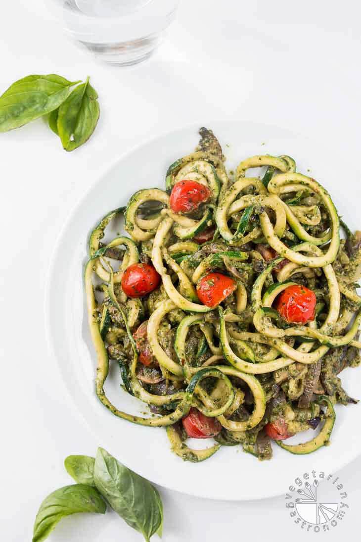 Pesto ZUCCHINI SPAGHETTI. Healthy, filling, and quick1 >>> vegetariangastronomy.com/pesto-zucchini…