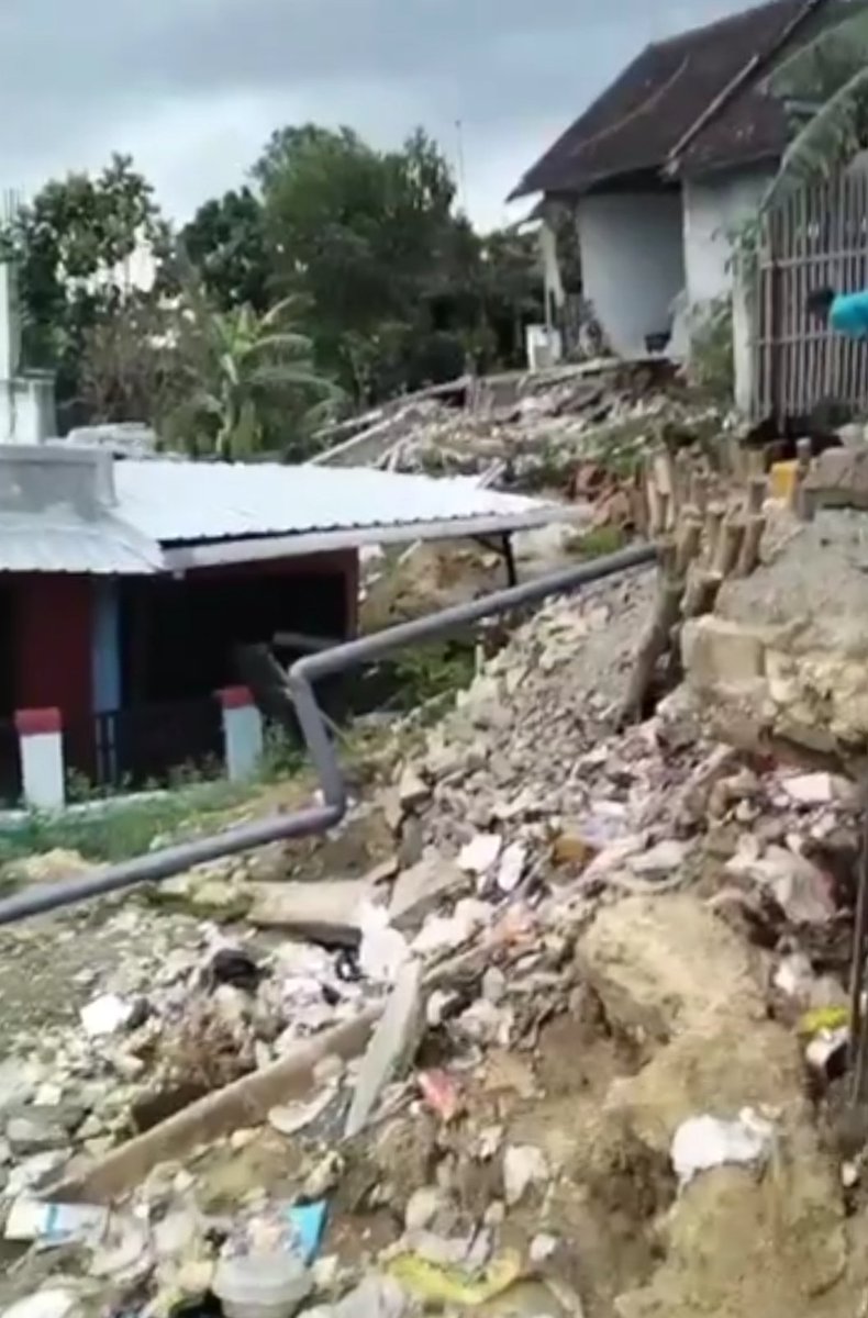 ucupsmg's tweet photo. @ganjarpranowo longsor / tanah ambles untuk di desa sumberjo rembang RT 3 RW 6 sampai sekarang sudah 4 bulan blm ada penanganan untuk menghentikan longsor itu karena sampai sekarang longsor malah semakin meluas. Tolong pak segera ditangani. https://t.co/1oGzaoqUb9
