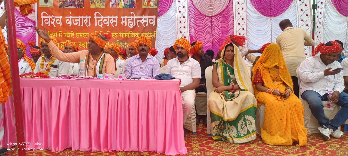 devilal966955's tweet photo. जिला छिंदवाड़ा में घुमक्कड़ एवं अर्द्ध घुमक्कड़ जनजाति का कार्यक्रम का आयोजन किया ग���ा जिसमें पाल बंजारा हटकर गडरिया धनगर एवं अन्य समाज के लोगों ने भाग लिया बंजारा ��माज के द्वारा रंगारंग कार्यक्रम किया गया https://t.co/eDEeWnfJM1