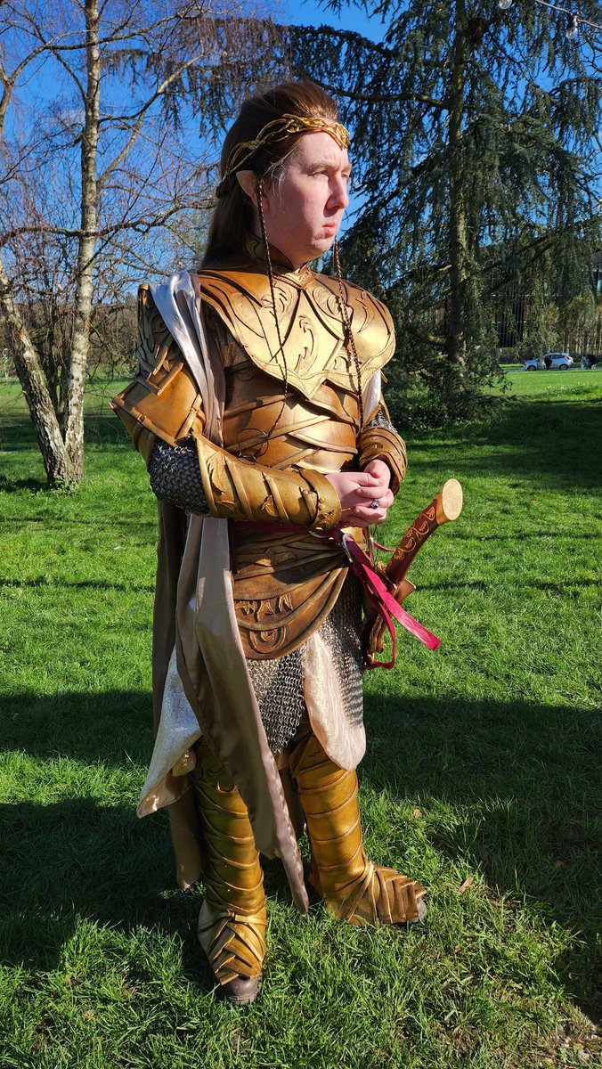 MiddleEarthMake's tweet image. Waiting for more professional pics but here are some phone snaps of my completed Elrond @CosXpo 
All made by me, wig styled by @Crooky_Cosplay 

@WetaWorkshop @donttrythis @TheHobbitMovie @LOTRonPrime #elrond #elf #thehobbit #weta #leather #armour #cosplay #cosplayer
