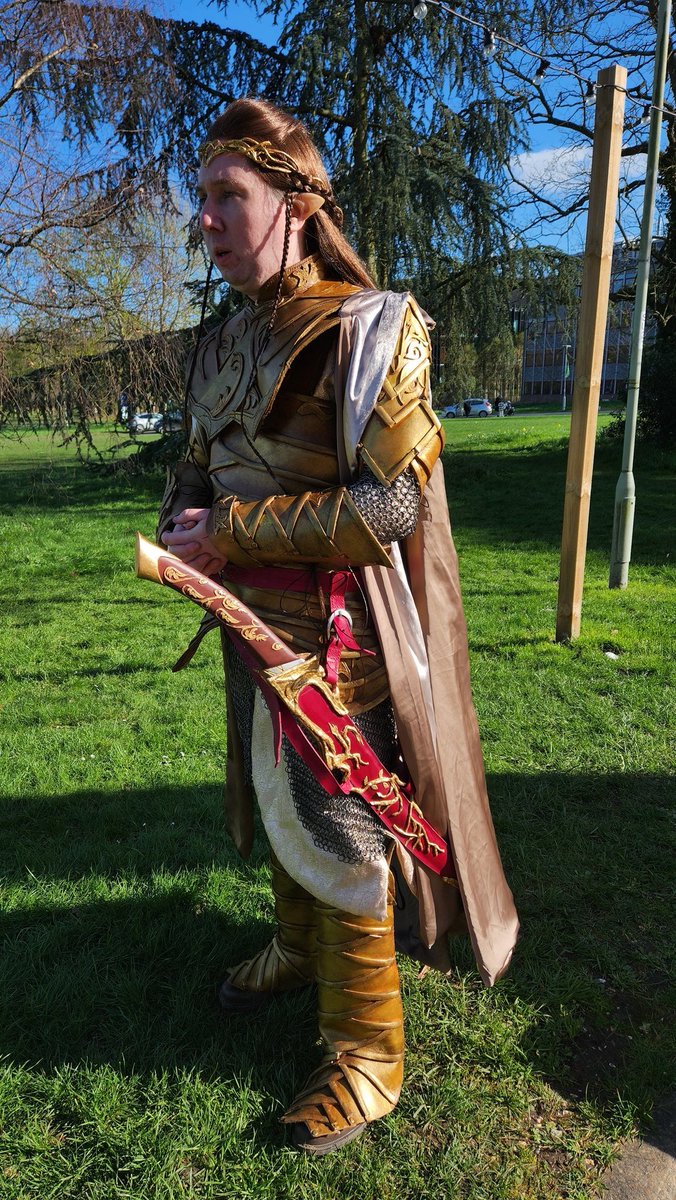 MiddleEarthMake's tweet image. Waiting for more professional pics but here are some phone snaps of my completed Elrond @CosXpo 
All made by me, wig styled by @Crooky_Cosplay 

@WetaWorkshop @donttrythis @TheHobbitMovie @LOTRonPrime #elrond #elf #thehobbit #weta #leather #armour #cosplay #cosplayer