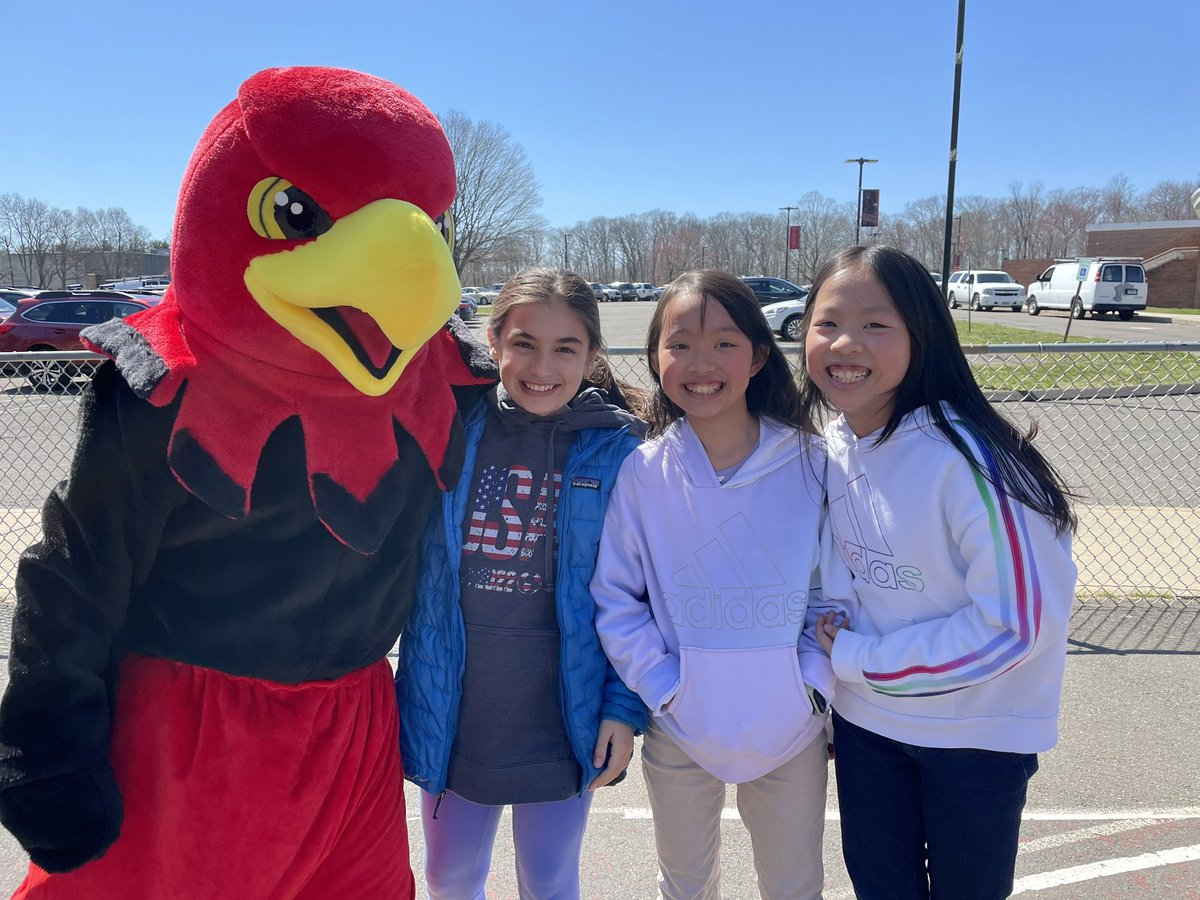 JAdams7532's tweet image. Our @SaxeMS Hawk is spreading #Kindness with our staff and students during our #UnitedinKindness week with our ‘rivals’ #DragonsMMS. Let’s see that Dragon! @DrKDahlstrom @DavidGusitsch