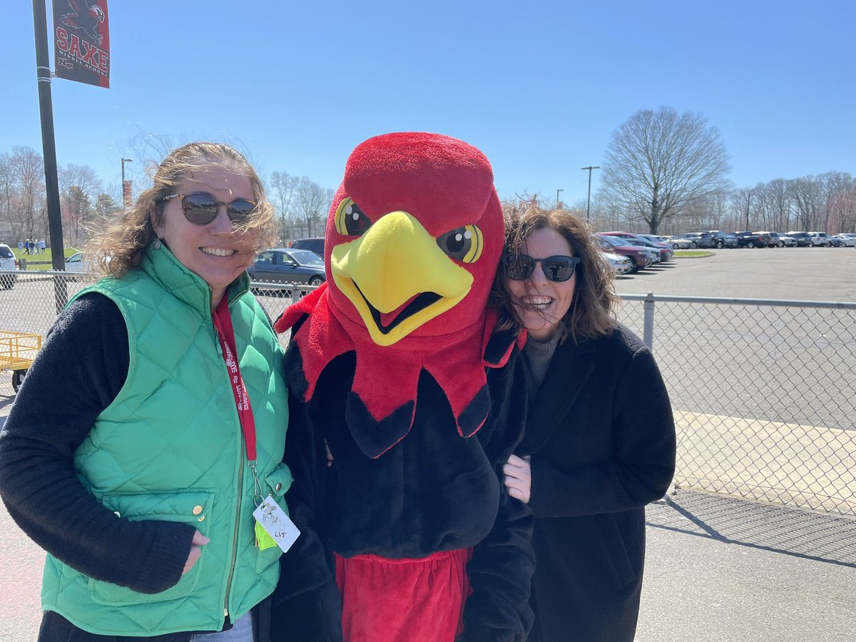 JAdams7532's tweet image. Our @SaxeMS Hawk is spreading #Kindness with our staff and students during our #UnitedinKindness week with our ‘rivals’ #DragonsMMS. Let’s see that Dragon! @DrKDahlstrom @DavidGusitsch
