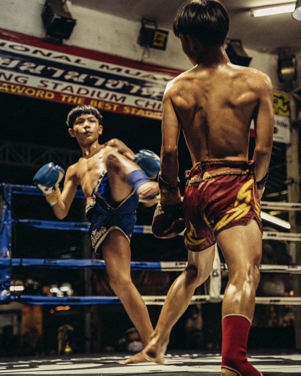 paulbargada's tweet photo. L’art du combat sur la terre du sourire.

photos series sur une soirée de combat muay thaï à Chiang Mai situé dans le nord de la Thaïlande. https://t.co/Qk3AXZiNcv