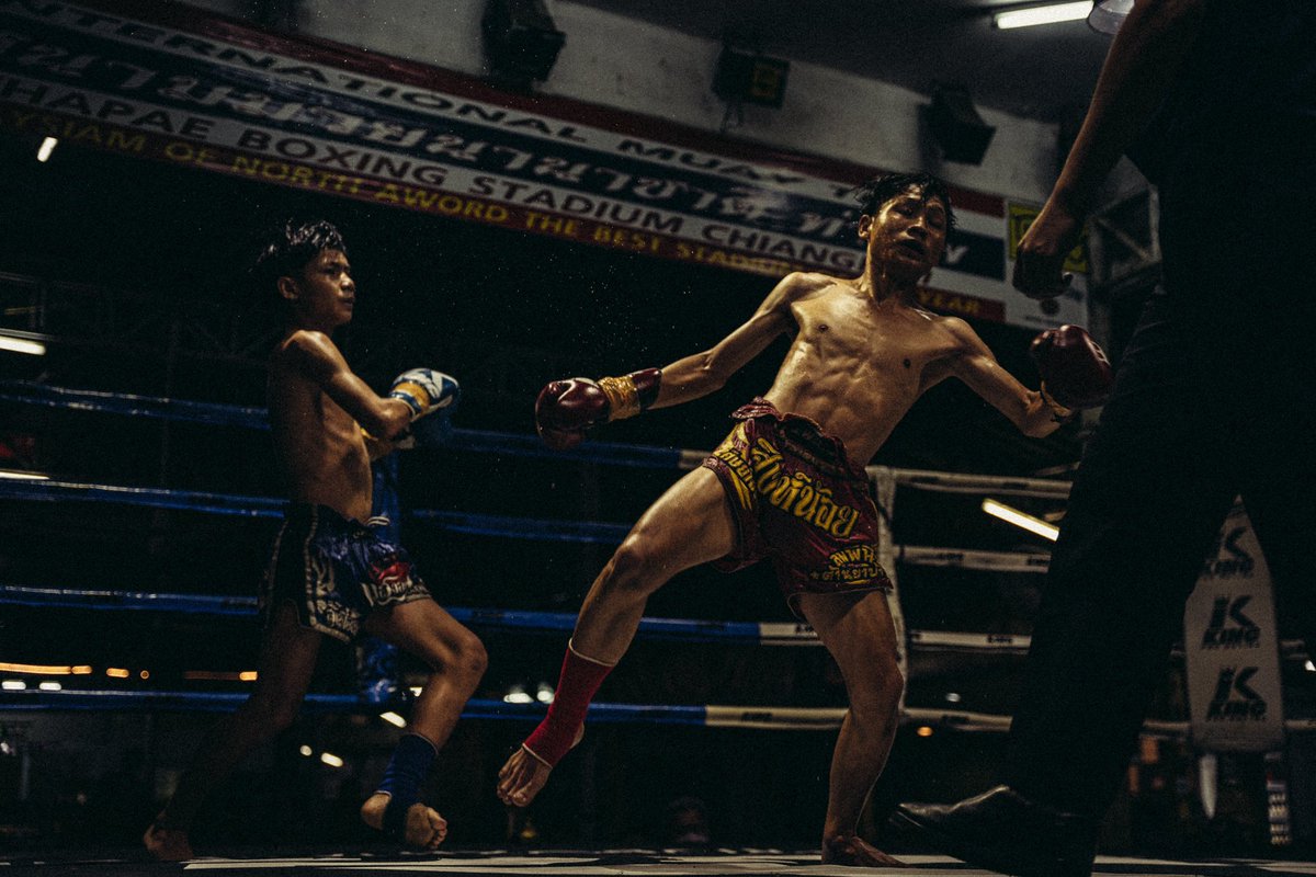 paulbargada's tweet photo. L’art du combat sur la terre du sourire.

photos series sur une soirée de combat muay thaï à Chiang Mai situé dans le nord de la Thaïlande. https://t.co/Qk3AXZiNcv
