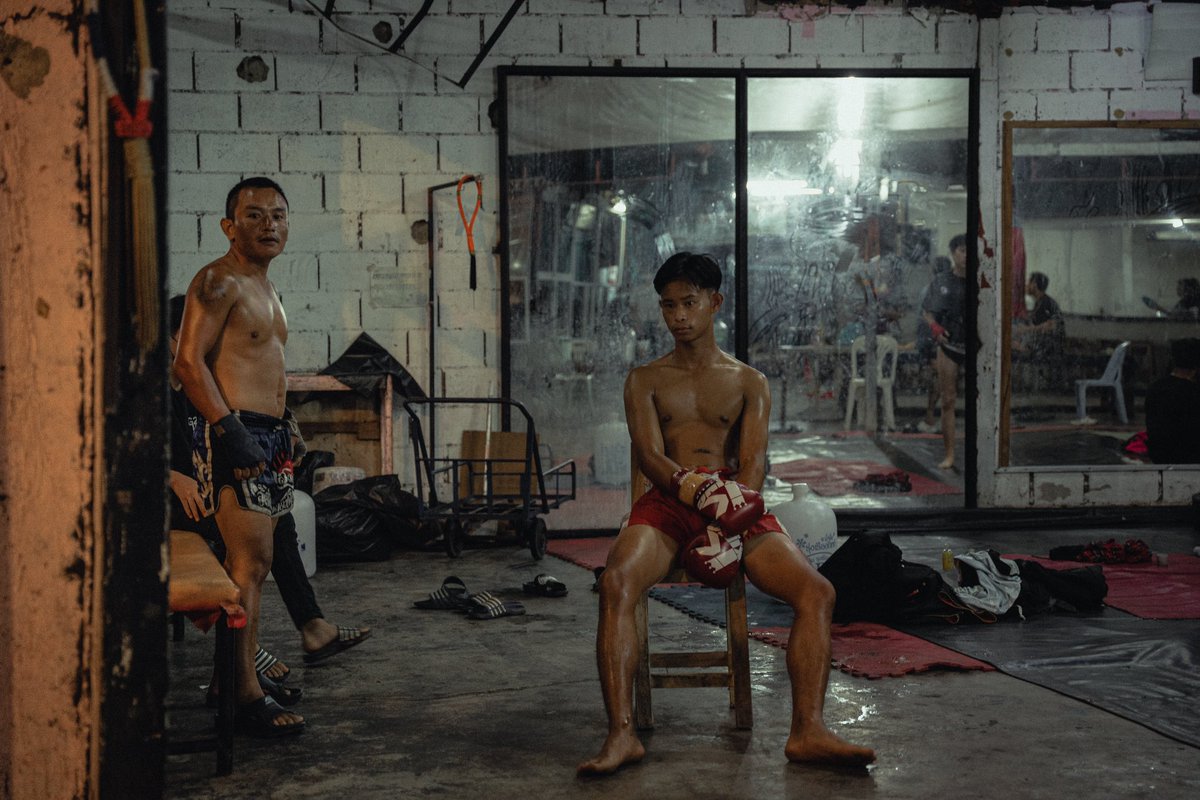 paulbargada's tweet photo. L’art du combat sur la terre du sourire.

photos series sur une soirée de combat muay thaï à Chiang Mai situé dans le nord de la Thaïlande. https://t.co/Qk3AXZiNcv