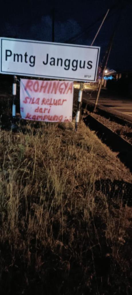 The local community put up it about a week ago. Ketua Kampung had a discussion with local people in the mosque and decided to evict the Rohingya from the Kampung.

#Rohingya #Rohingyarefugees #RohingyaInMalaysia
#HateSpeech 

@nslwin @drzarni @tunkhin80 @unhcrmalaysiao @UN