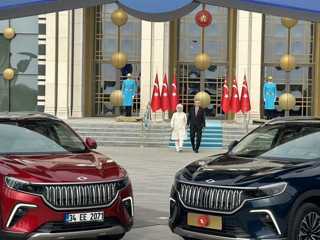 İlk 2 TOGG'u halk olarak Emine hanım ve kocasına biz almış olduk. Hepimize geçmiş olsun