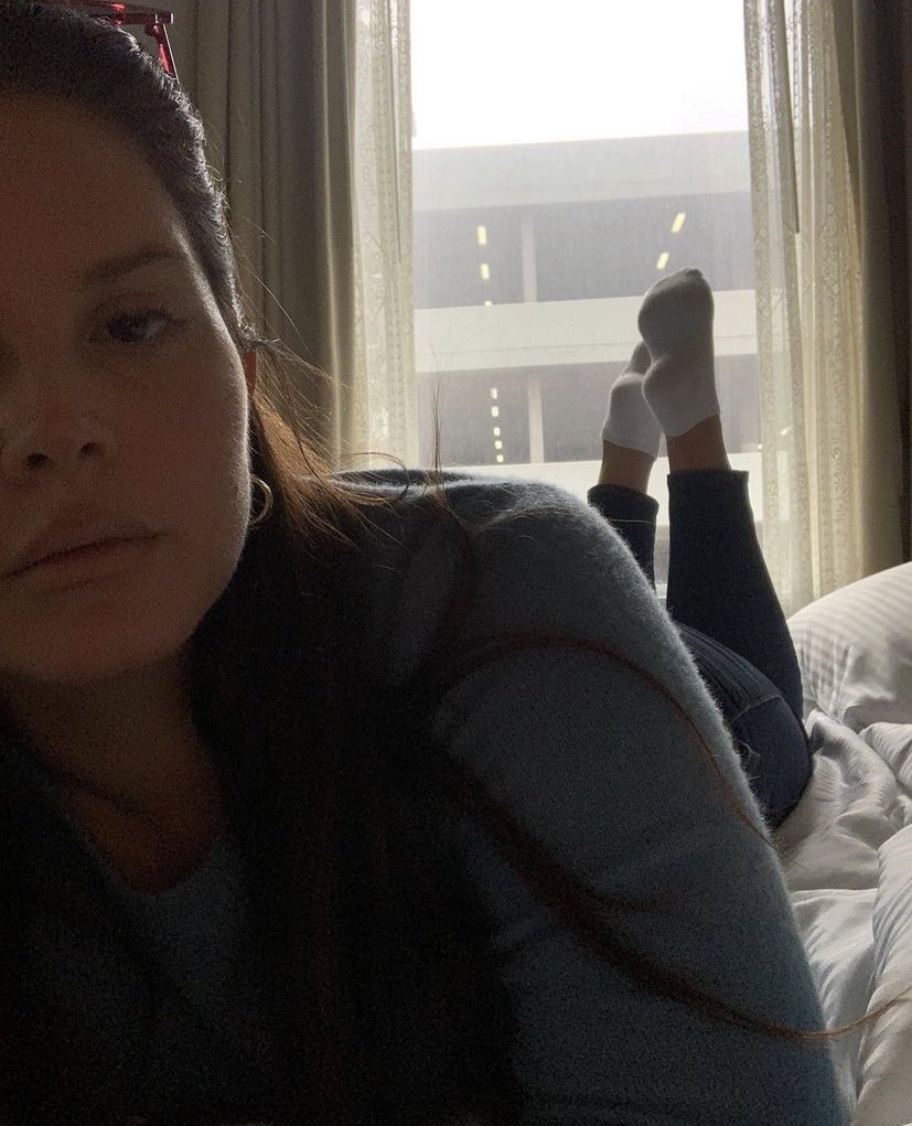 lanabrasil's tweet photo. Há 2 anos, Lana Del Rey mostrava os pézinhos / meias em seu Twitter desativado. Saudades! 😢 https://t.co/QcJrSQem4y