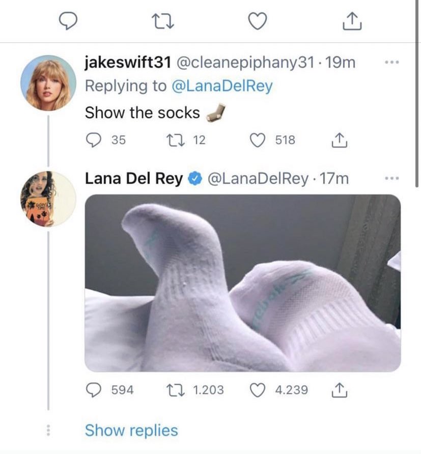 lanabrasil's tweet photo. Há 2 anos, Lana Del Rey mostrava os pézinhos / meias em seu Twitter desativado. Saudades! 😢 https://t.co/QcJrSQem4y