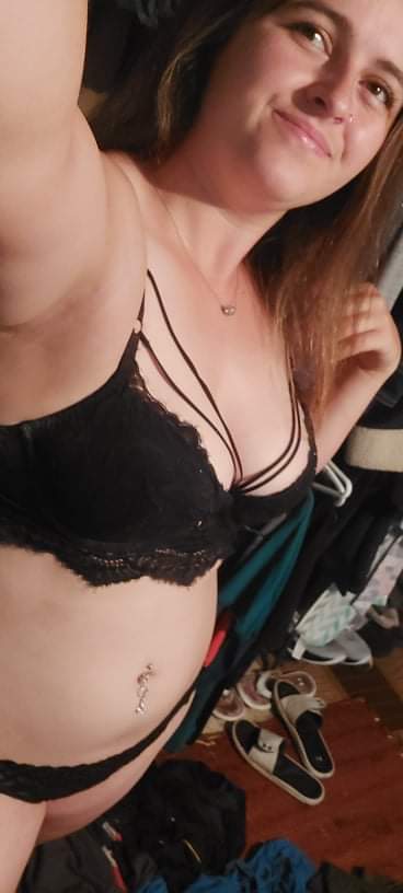 Hunterxoxo9's tweet photo. Take me out on the town? Or keep me in and fuck? https://t.co/aianSjggII