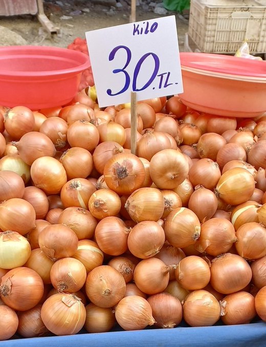 Batmış olan ülke Yunanistan'da soğan 1.2 euro asgarî ücret 750 euro. Alınan soğan 625kilo.
Türkiye soğan 30tl asgarî ücret 8500tl alınan soğan 283kilo. #soğan