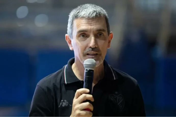 #SanMartinTuc

"Si el jugador se encuentra bloqueado es claramente por factores personales y/o externos que le quitan confianza. Hay que tratarlo de manera individual e INTERNA".

Germán Diorio, psicólogo deportivo ex Vélez Sarsfield