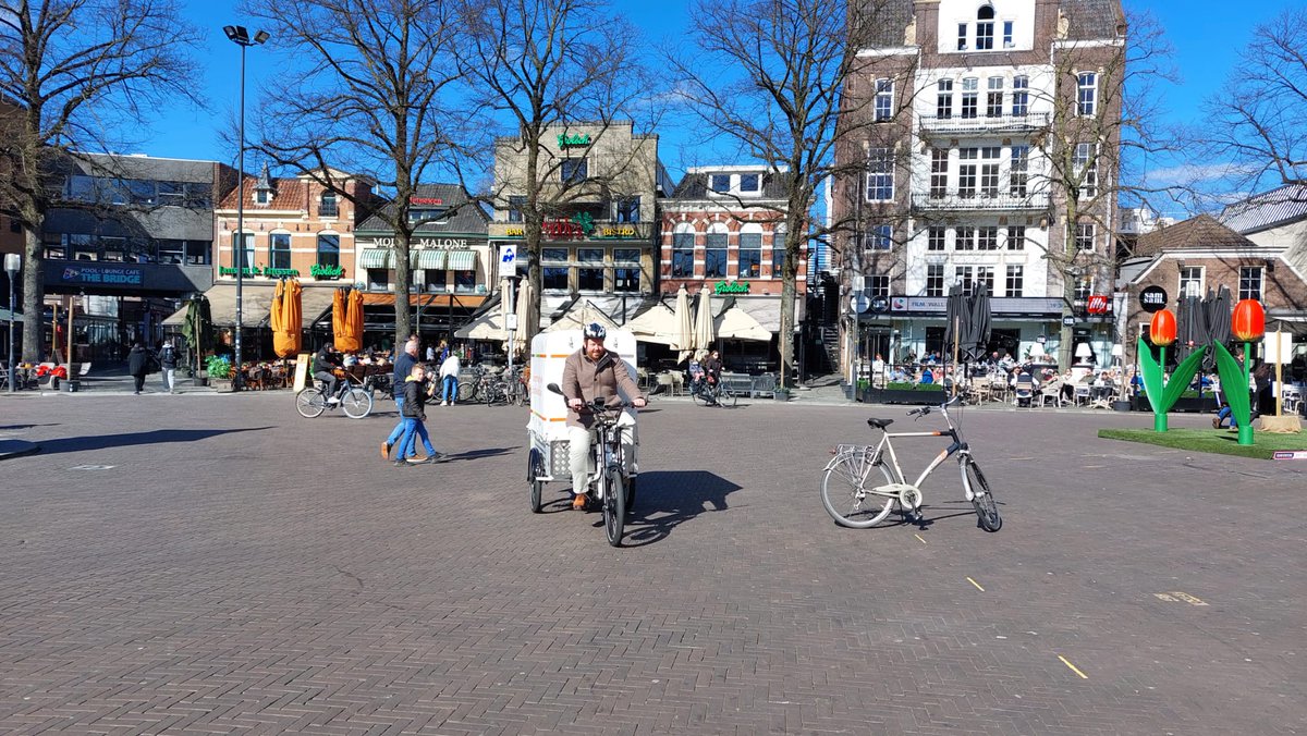 jeroendiepemaat's tweet photo. Nieuwe fiets van @TwenteMilieu getest. 

Met @InzamelH 1 jaar proef om hiermee afval in binnenstad op te halen. Inwoners kunnen via app afspraak plannen, afval wordt aan de voordeur gehaald.

Weggehaalde containers worden vervangen door bakken met fris groen en vrolijke bloemen. https://t.co/5OUOw3nPnV