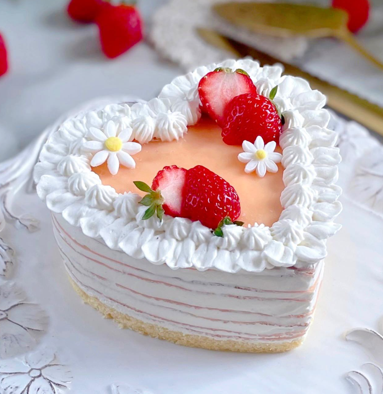daily_dolce's tweet photo. Strawberry mille crepe cake by bellbell.vavi https://t.co/YMQWoVNba8
