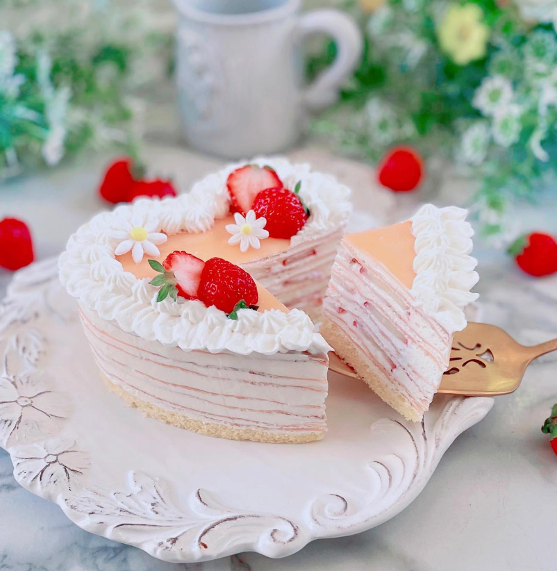 daily_dolce's tweet photo. Strawberry mille crepe cake by bellbell.vavi https://t.co/YMQWoVNba8