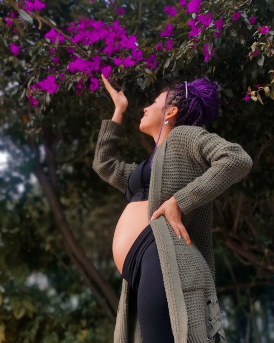 Algunas veces sostener una flor 🌸 en tus manos puede ser muy similar al fruto de la vida que sostengo<a href="/tag/nuevafotodeperfil"class="tags"><span>#nuevafotodeperfil</span></a>