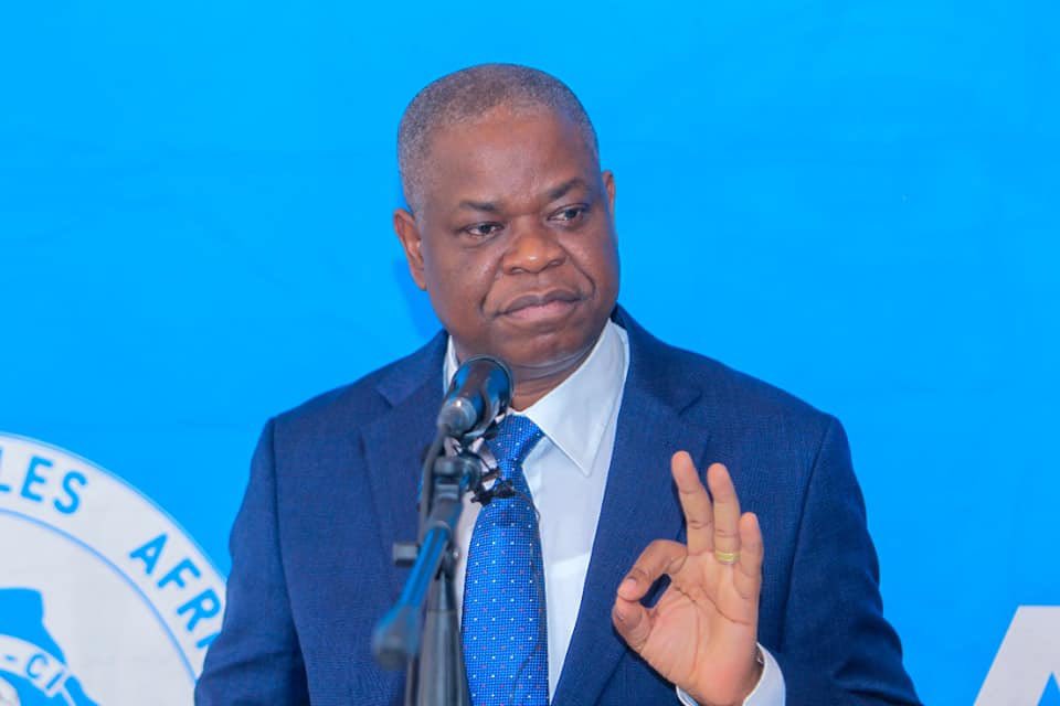 Monsieur_Vaho's tweet photo. L’économiste Koné Katinan déclare sur #NCI_360 que le secteur informel ne rapporte rien à l’économie du pays. 😳
Mais putin… on vous a fait quoi…?😂
Prenons le cas du Nigeria 🇳🇬 qui est la 1ère puissance économique du continent : chez eux, le secteur informel représente 75% du PNB.
Où bien c’est en Côte d’Ivoire seulement que ça n’a pas de valeur…? 😃😁
Sérieusement, nous souhaitons tous que le pays sorte de l’informel, mais aller jusqu’à dire que sa contribution dans l’économie ivoirienne est nul,  c’est être nul soi-même. #DormezMoinsBête