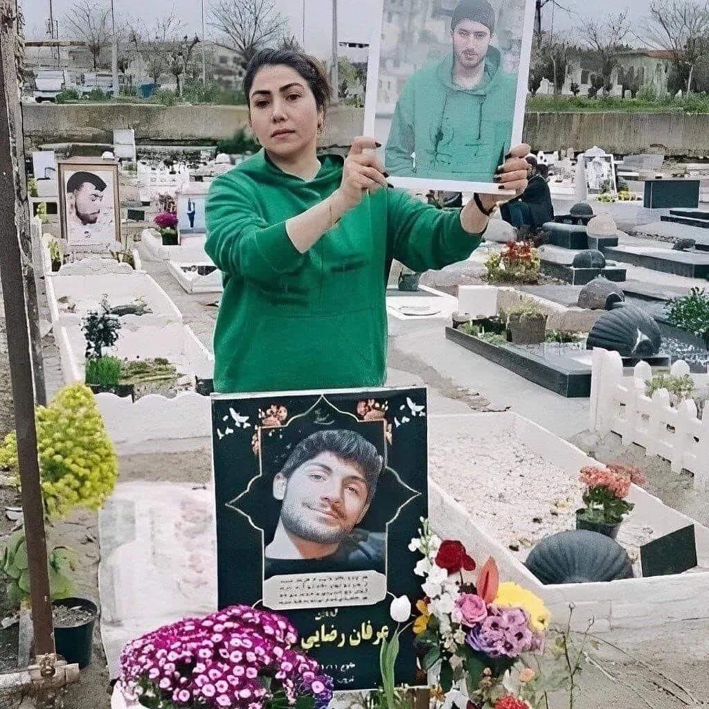 shlerbapiri's tweet photo. خواهر لباس برادر پوشیده و با گلدانهای گل سرخ به جایی رفته که برادرش کشتەشدە و خونش برزمین ریختەشدە. 

مادر #عرفان_رضایی هم لباس پسر کشتەشدەاش را پوشیدە و بر سر مزارش حاضر شده

#ژینا_ئەمینی #مهسا_ئەمینی #شاهو_خضری 

متن از فب سوسن محمدخانی https://t.co/I1wduL3ZtT