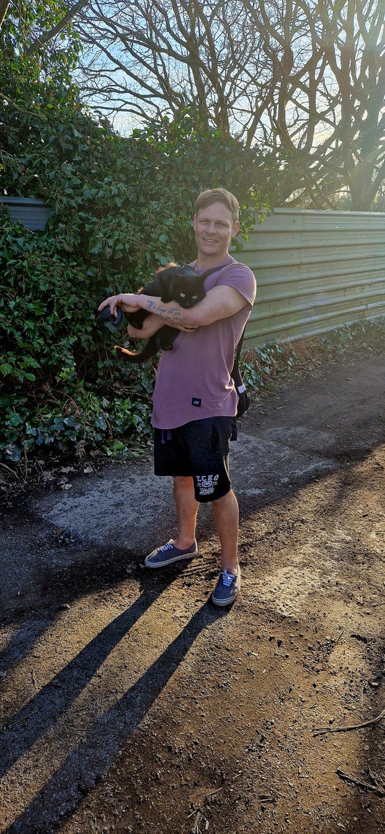 slattockslock54's tweet photo. Lost cat named Ninja going for walkies on a lead now found 🐈‍⬛ 🙌 https://t.co/S1H5FImJwS