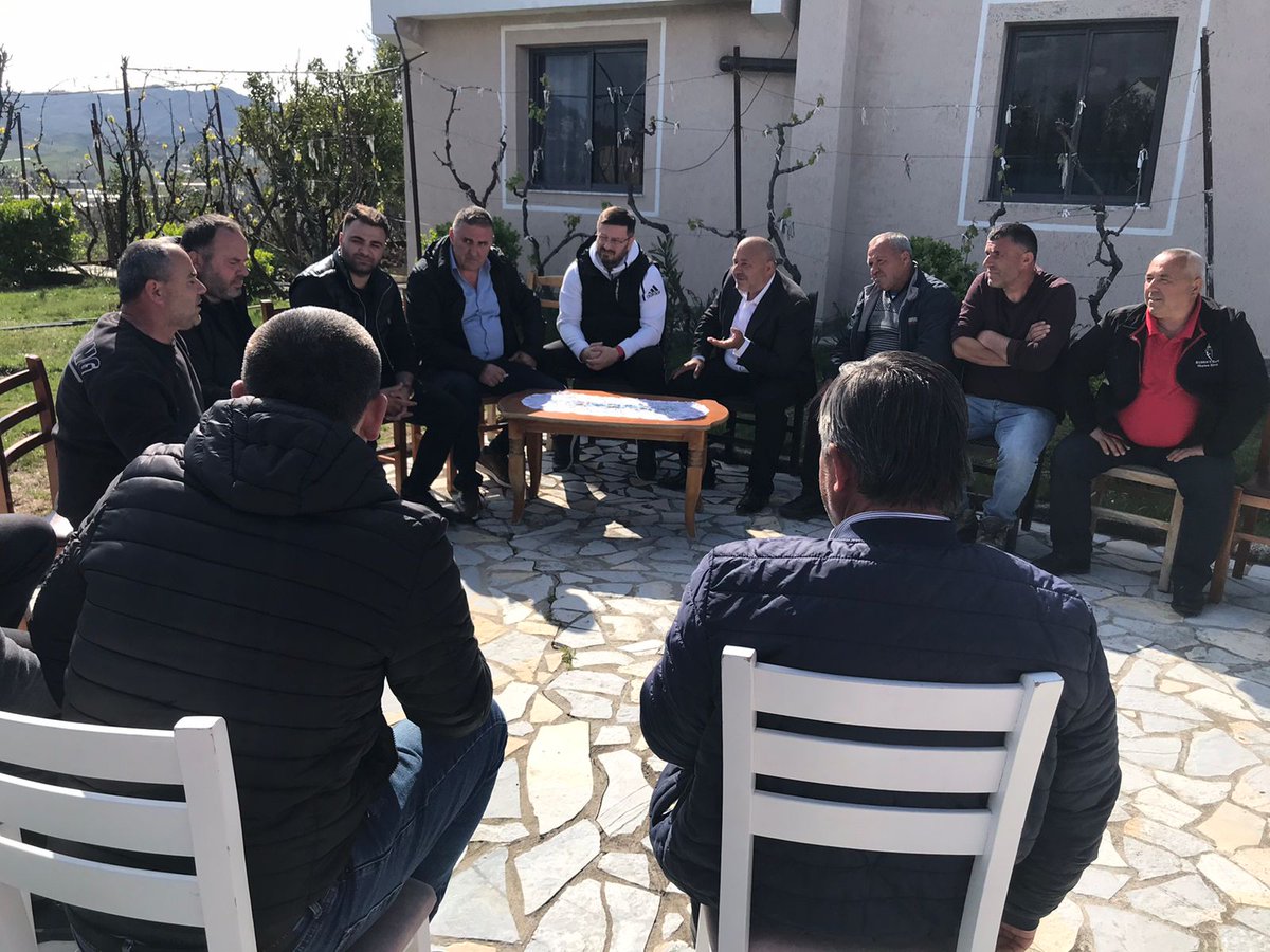 PlarentN's tweet photo. KASHAR ❤️ Në Kashar Qendër bashkë me Sokolin dhe Armandon me familjen Sulaj, mbështetës të paepur të familjes së madhe socialiste.
#PS #Komunitet #Kashar #TiranaPunON https://t.co/I0WvT2XNpl